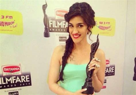 Kriti Sanon celebrates Filmfare award-India TV News | Bollywood News ...