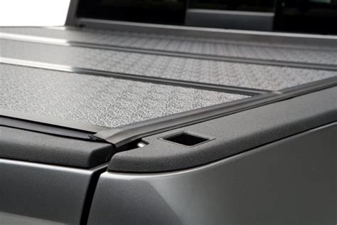 UnderCover® - Nissan Titan 2004-2006 FLEX™ Tri-Fold Tonneau Cover