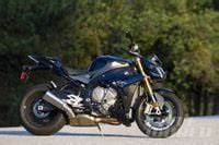 Aprilia Tuono V4 R vs. BMW S1000R vs. KTM 1290 Super Duke R Comparison ...