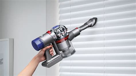 Dyson V7 Vacuum Cleaner for Car Interiors & Carpets |Dyson India