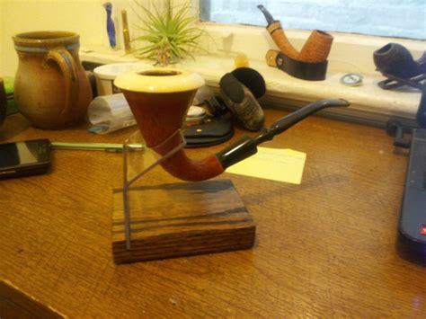 Calabash pipe stand