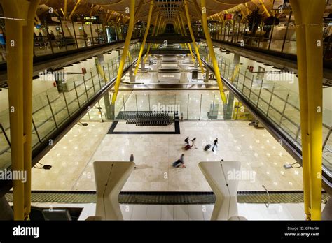 Llegadas del aeropuerto de madrid fotografías e imágenes de alta resolución - Alamy