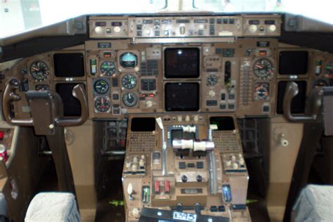 Boeing 767 cockpit | Cockpit, Flight deck, Boeing 767