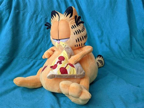 sd-concepts-library/garfield-pizza-plush · Hugging Face