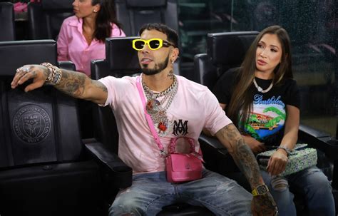 Anuel AA shows off with his girlfriend Laury Saavedra and gives her a ...