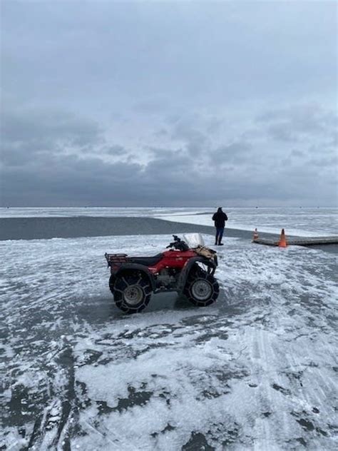 200 rescued off Upper Red Lake after ice breaks free | MPR News