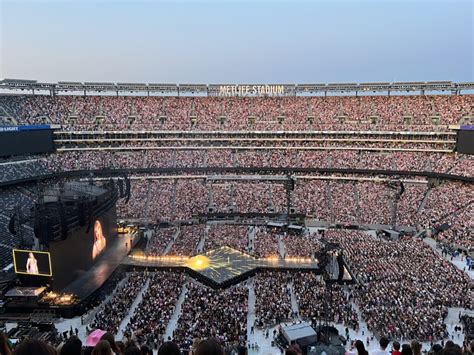 TaylorSwift-Metlife - Lattes & Runways