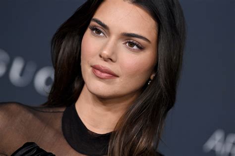 Kendall Jenner Defends Her Naturally Long Fingers on Instagram After ...