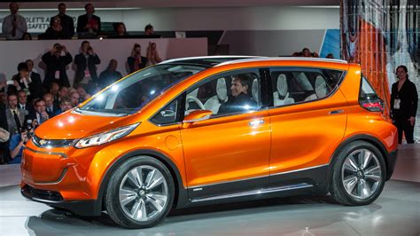 GM's $30,000 Chevy Bolt ups the ante for the mainstream electric car ...