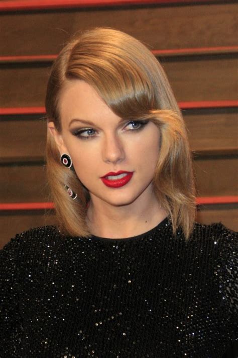 Taylor Swift in Red Lipstick: How to Get Taylor's Red Lipstick Look