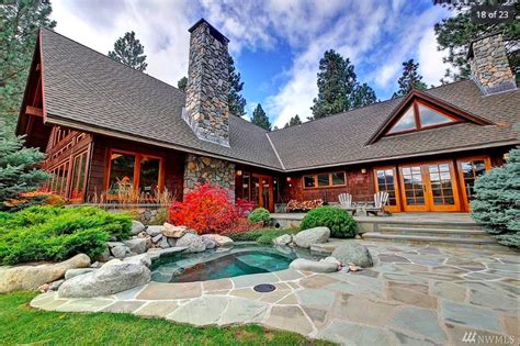 Luxury House with Hot Tub in Front Yard