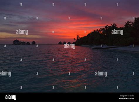 Sunset in the Maldives with a view of the lagoon and bungalows Stock ...