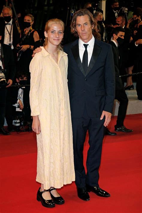 Julia Roberts' daughter dazzles at her Cannes red carpet debut - Good Morning America