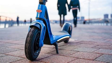 Bugatti revela seu primeiro veículo elétrico: um patinete