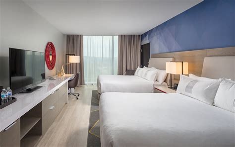 Cincinnati Hotel Rooms | Suites | The Summit Hotel