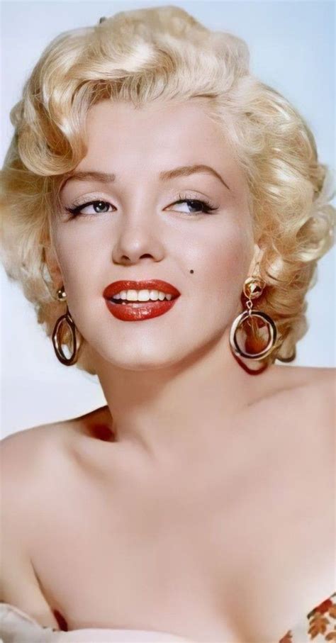 marilyn monroe wearing large gold hoop earrings and a white dress with ...