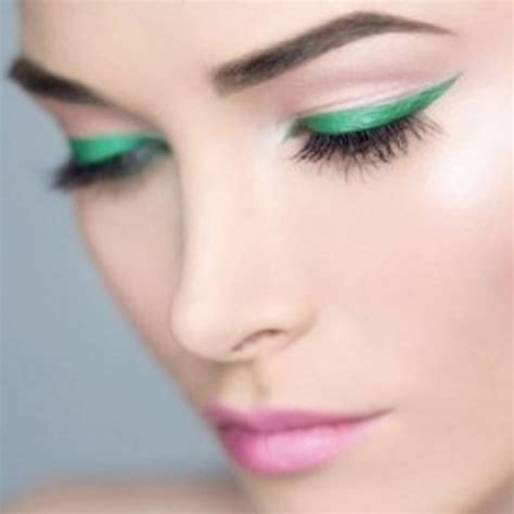 1 Trend 4 Ways: Emerald Green Eyeliner | Glamour