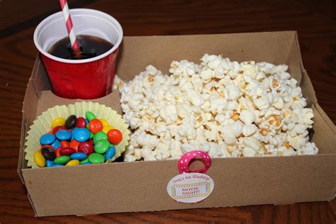 Make your own movie theater-style snacks for your next movie night. | Comida para fiesta, Fiesta ...