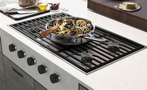 Wolf 36" Contemporary Gas Cooktop - 5 Burners (CG365C/S)