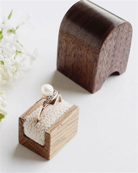 Engagement ring in box - nesskoti