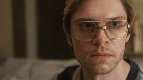 Evan Peters Winning a Golden Globe for ‘Monster: The Jeffrey Dahmer ...