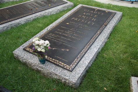 Gladys Presley Grave : Gladys Love Presley Grave Bares the Star of David : Gladys presley gave ...