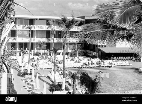 Pool, Poolbar und Gebäude des berühmten Motels The Castaways am Sunny Isles Beach, Miami ...