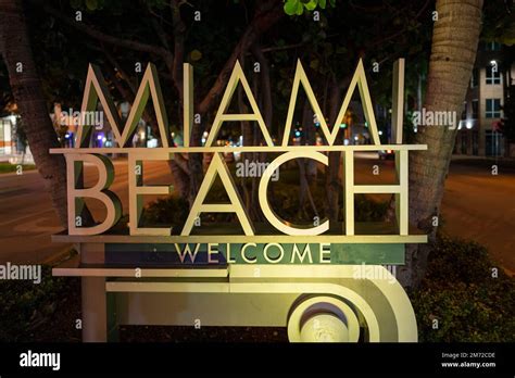 Miami beach night sign. Miami Beach welcome sign, Florida Stock Photo ...