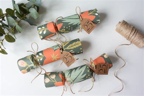 How to make your own Christmas crackers to style up your Christmas ...