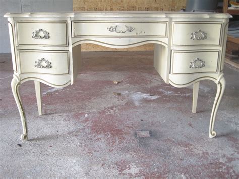 How To Spray Paint Wooden Furniture - Finding Silver Linings