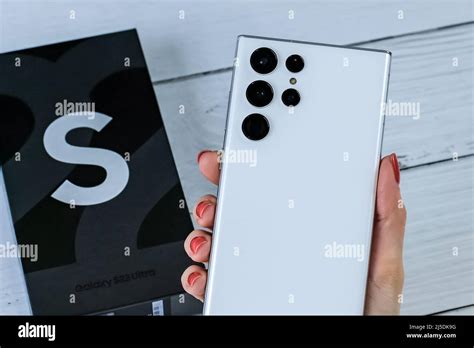 Samsung Galaxy S22 Ultra in phantom white Stock Photo - Alamy