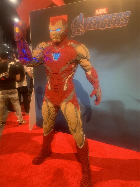 Avengers: Endgame Iron Man LEGO statue : r/comiccon