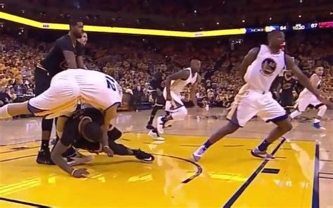 Andrew Bogut suffers knee injury during Game 5