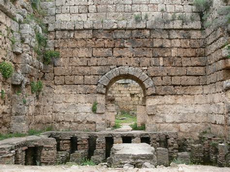 File:Perge - Tepidarium 3 Hypokaustenanlage.jpg