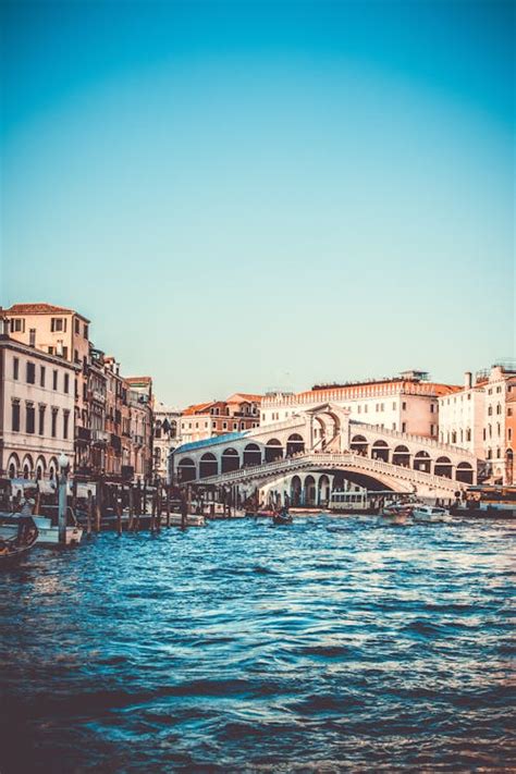 Rialto Bridge in Venice · Free Stock Photo