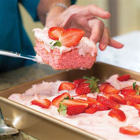 Duncan Hines Strawberry Sheet Cake - cakeboxing.com