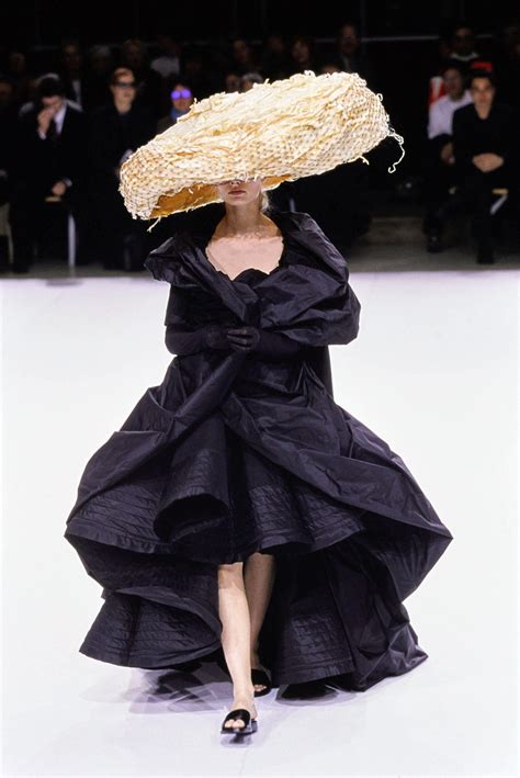 Yohji Yamamoto Spring 1999 Ready-to-Wear Fashion Show - Kirsty Hume Anti Fashion, Fashion Mode ...