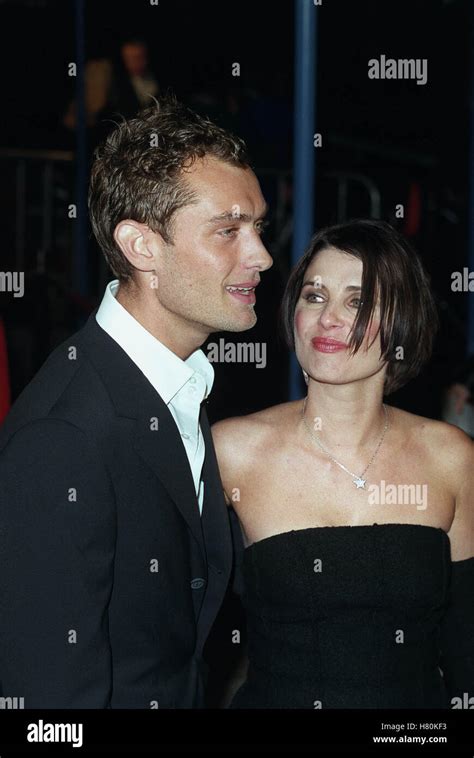 JUDE LAW & SADIE FROST 16 December 1999 Stock Photo - Alamy