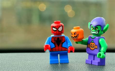 spider-man and green goblin lego plastic toy free image | Peakpx