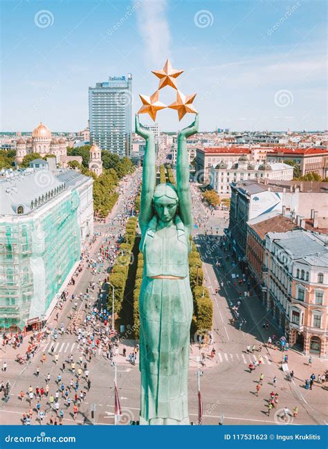 Luchtmening Van Het Standbeeld Van Vrijheid Milda in Het Centrum Van Riga Tijdens Internationale ...