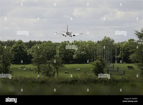 Easyjet Boeing 737 aircraft on approach belfast international airport ...