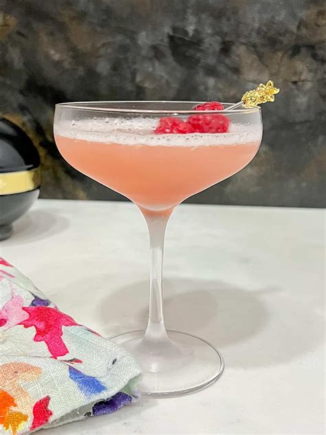 French Martini Cocktail Recipe - Foodology Geek