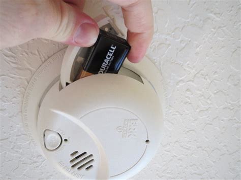 How-To-Change-Replace-Smoke-Alarm-Battery-05