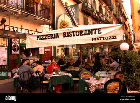 Naples Italy Italian restaurant pizza pizzeria Toledo Stock Photo - Alamy