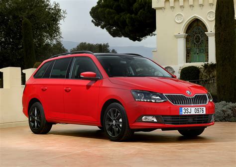 Skoda Fabia Estate Review (2021) | Parkers