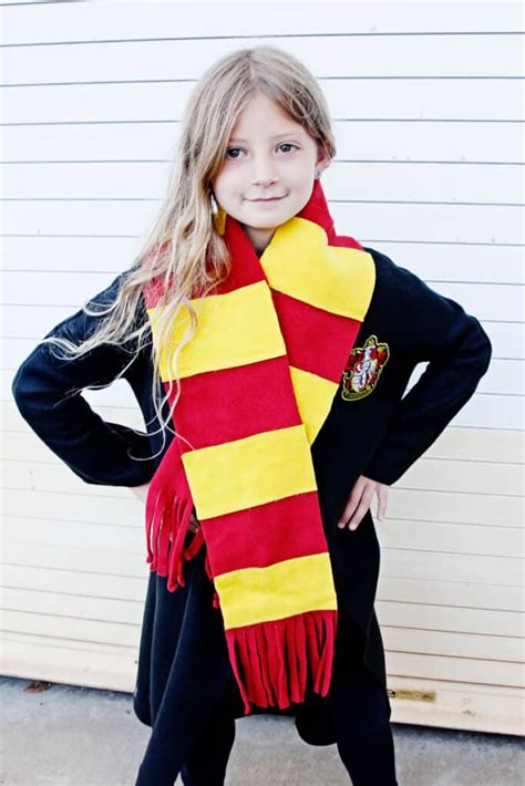 Harry Potter Scarf Pattern - No Sew Gryffindor Scarf - see kate sew