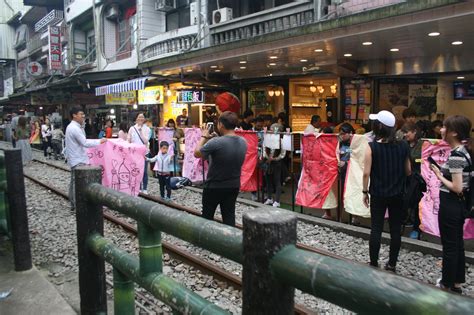 Shifen Old Street 十分老街 - Foreigners in Taiwan - 外國人在臺灣