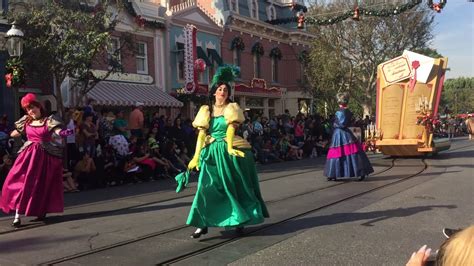 The princesses at disneyland parade - YouTube