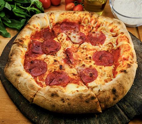 03 Pizza Salami – Pizza La Strada