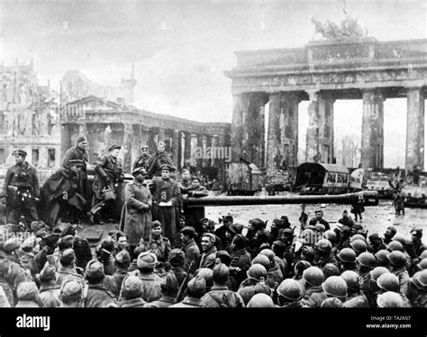 Soviet tanks berlin 1945 Black and White Stock Photos & Images - Alamy